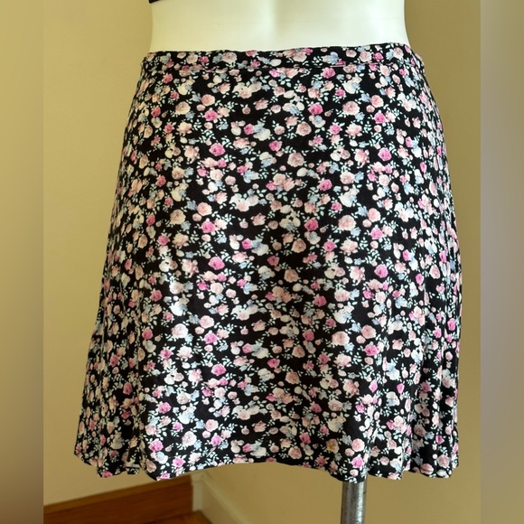 H & M Divide Black & Pink Floral  Print Mini Skirt SZ 8  2 Black Button … - Picture 3 of 9